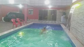 coloquei uma camera escondida para filmar o meu namorado tomando banho pelado na piscina