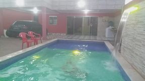 coloquei uma camera escondida para filmar o meu namorado tomando banho pelado na piscina