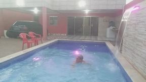 coloquei uma camera escondida para filmar o meu namorado tomando banho pelado na piscina