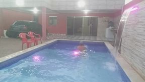 coloquei uma camera escondida para filmar o meu namorado tomando banho pelado na piscina