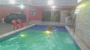 coloquei uma camera escondida para filmar o meu namorado tomando banho pelado na piscina