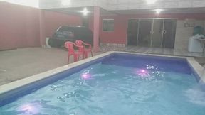 coloquei uma camera escondida para filmar o meu namorado tomando banho pelado na piscina