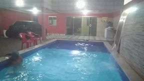 coloquei uma camera escondida para filmar o meu namorado tomando banho pelado na piscina