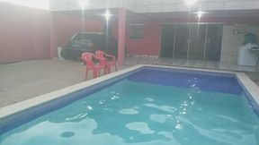 coloquei uma camera escondida para filmar o meu namorado tomando banho pelado na piscina