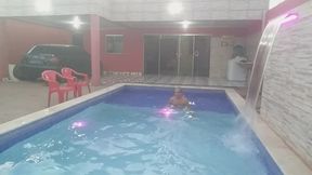 coloquei uma camera escondida para filmar o meu namorado tomando banho pelado na piscina
