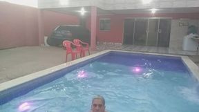 coloquei uma camera escondida para filmar o meu namorado tomando banho pelado na piscina