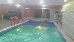 coloquei uma camera escondida para filmar o meu namorado tomando banho pelado na piscina