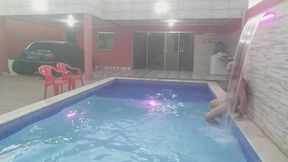 coloquei uma camera escondida para filmar o meu namorado tomando banho pelado na piscina