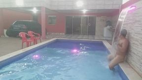coloquei uma camera escondida para filmar o meu namorado tomando banho pelado na piscina