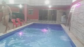 coloquei uma camera escondida para filmar o meu namorado tomando banho pelado na piscina