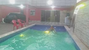 coloquei uma camera escondida para filmar o meu namorado tomando banho pelado na piscina