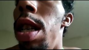 Homem pirocudo mendingo planta rola no cu de travesty