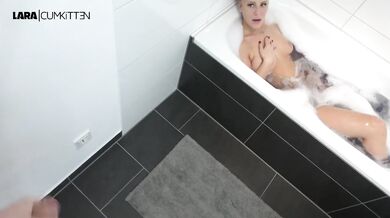 Trapped wet tease cock blocks to facial in the tub
