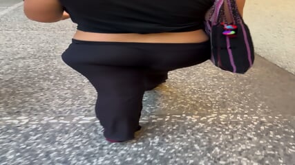 Rico culo paseando por la ciudad