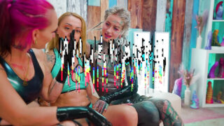 Trojka, zející otvor, dvojitá penetrace, misionář – drsný anální sex pro potetovanou německou lesbickou děvku v latexu