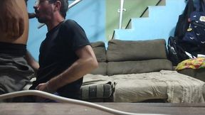 dando para o moreno parrudo.