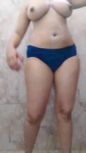 My friend see sister when she is bathing