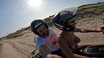 Em Canoa Quebrada no meio das praias e dunas do Cear&aacute_ a Carona do Ted com Ma Santos