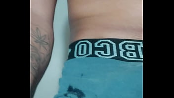 SAFADO DE MEIA E CUECA SE MASTURBANDO E ENCHENDO A CUECA DE PORRA