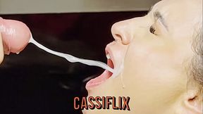 A coelhinha gostosa do rabo grande colocou toda cenoura na bucetinha. Completo no Cassiflix.