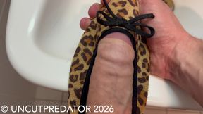 Fun and cumshot on two pairs of a secretary's office ballet flats
