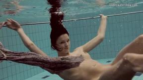 ”Super tight underwater babe snatch Loris Licicia”