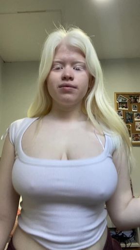 Amateur onlyfan babe showcases her assets