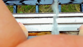 I can't stand peeing and farting, so I fart and urinate outside the window.