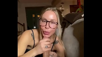 TENTE N&Atilde_O GOZAR COM O BOQUETE DESSA LOIRA