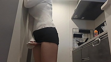 キッチンで洗い物中我慢できなくて、手としゃもじでグチョグチョのあそこをパンツの上からいじめちゃう変態巨乳女子