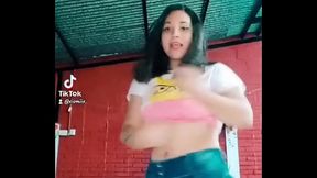 Tik toker se le nota la tanga