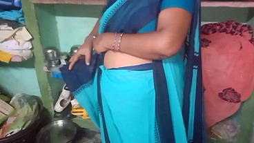 Indian aunty saree changing porn video