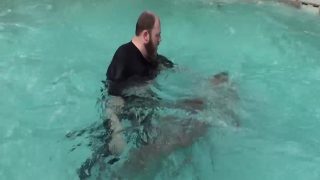 Cosplayerka Wonder Woman jest związana i trzymana pod wodą przez złoczyńcę