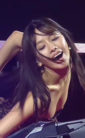 Big-titted K-pop star goes wild in a Thai massage parlor