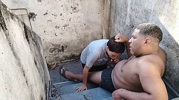 Botando até as bolas no cu da lésbica na escada 100% anal