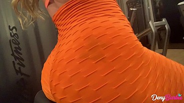 Milf gostosa liberando o cuzinho para o personal depois da academia! - www.denybarbie.com.br