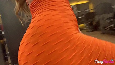 Milf gostosa liberando o cuzinho para o personal depois da academia! - www.denybarbie.com.br
