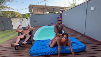 vizinha chama os amigos e fudeu na beira da piscina sem camisinha