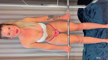 Peladinha gostosa treina, exibe sua rosinha e termina o cardio com uma hidratação de leitinho