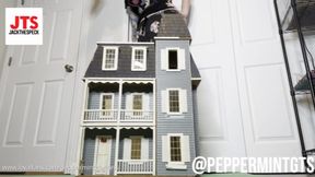 “Fitting In” Giantess Gets New Neighbors