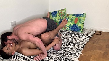 Meti no traseiro lindo desse jovem