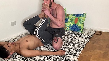 Meti no traseiro lindo desse jovem