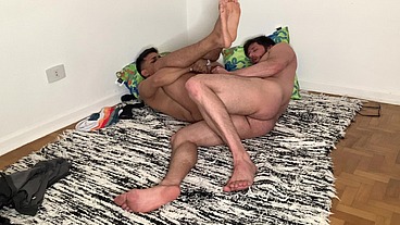 Meti no traseiro lindo desse jovem