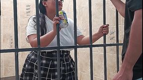 Estudiante adolecente se deja follar su estrecho co&ntilde_o en la c&aacute_rcel