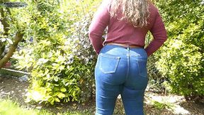 Tight Jeans In The Garden (WMV)