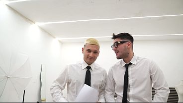 napolitana es follada por un latino y un italiano el plena presentaci&oacute_n para un trabajo universitario ella solo quiere anal