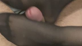 Footjob en Nylon Noir Transparent – Rythme Continu Jusqu’au Bout (2:20)