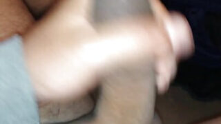 成熟的业余男同性恋者自慰他们巨大的阴茎，然后操紧致的屁股
