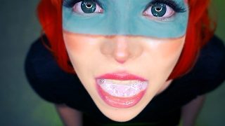 Rothaarige Alien-Girl-Cosplayerin gibt Blowjob und schluckt einen Schluck Sperma aus der POV-Perspektive