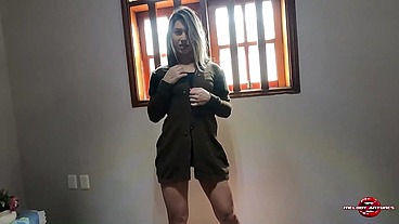 Loira toda rosada tirando a roupa e seduzindo a câmera do pau grande a safada dedilhou a bucetinha gozou e sentou muito para ganhar gala na boca / COMPLETO